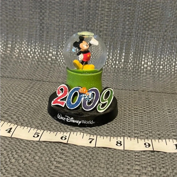 RARE Walt Disney World - Parks EXCLUSIVE Globe - Mickey - Finding Nemo and Dory - Picture 2 of 4